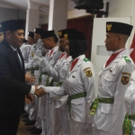 Wali Kota Kediri Abdullah Abu Bakar saat menyalami satu-persatu Paskibra. 