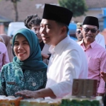 Bupati Jember saat menyapa masyarakat di Pantai Watu Ulo, Kecamatan Ambulu.