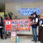 Saat Ikalpatri menyerahkan APD di RSUD Gambiran 2 Kota Kediri. (foto: ist.)