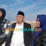 Cewek Maroko minta foto bersama Prof Dr KH Asep Saifuddin Chalim, MA dan Nyai Hj Alif Fadhilah di pantai Samudra Atlantik, Casablanca Maroko, Sabtu (14/1/2023). Foto: M Mas