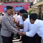 Kapolres Kediri Kota, AKBP Bramastyo Priaji, saat menyalami para anggota. Foto: Ist