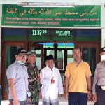 Takmir Masjid Abdul Syukur, Ngaglik, Kelurahan Dandangan, Kecamatan Kota Kediri berfoto bersama petugas. foto: MUJI HARJITA/ BANGSAONLINE