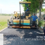 Peningkatan jalan di lingkungan Kelurahan Meri, belakang kantor Dinas Perhubungan, sepanjang 600 meter. Pengaspalan jalan tembus raya bypass yang dikerjakan per 1 Oktober 2021 itu kini telah rampung. foto: YUDI  EP/BANGSAONLINE