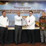 Bupati Kediri Hanindhito Himawan Pramana (nomor 2 dari kanan) saat  menyerahkan LKPD Tahun Anggaran 2024 kepada Badan Pemeriksa Keuangan (BPK) Perwakilan Jawa Timur. (Ist).