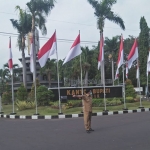 Bupati Sambari ketika mengatur lalu lintas keluar masuk Kantor Pemkab Gresik. (foto: ist).