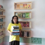 Koleksi buku di Sarkimpul. foto: m ainur rofiqi