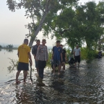 Anggota Polres Tuban bersama stakeholder terkait saat meninjau banjir di Kecamatan Plumpang