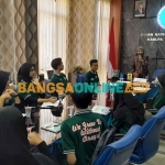 Remaja Teman Sebaya Antinarkoba ketika belajar soal public speaking di Media Center BNNK Sidoarjo. Foto: MUSTAIN/BANGSAONLINE
