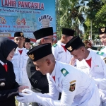 Wali Kota Kediri ketika menyalami pelajar yang bertugas mengibarkan bendera merah putih dalam peringatan Hari Lahir Pancasila tahun ini. Foto: Ist