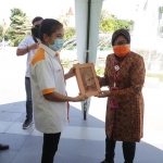 Wali Kota Risma saat memberikan kenang-kenangan kepada Kapten Mobil Laboratorium PCR BNPB, Sandi Nugroho. (foto: ist).