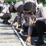 Salah satu kegiatan Polwan di jajaran Polres Kediri Kota, di Hari Kartini ini, yaitut bersih-bersih Jembatan Brantas Lama. foto: ist.