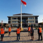 Para pelanggar protokol kesehatan diminta melakukan hormat bendera di halaman Mapolresta Sidoarjo.