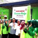 Tinik, Kepala Desa Temandang bersama para pengurus Bank Sampah. foto: munif/ BANGSAONLINE