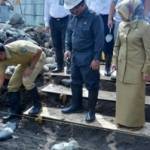 Bupati Jombang Nyono Suherli melakukan peletakan batu pertama pembangunan gardu induk.