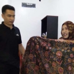 Murniati saat menunjukkan batik produksinya