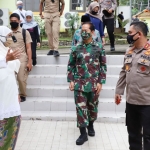 Gubernur Jawa Timur Khofifah Indar Parawansa di sela-sela kunjungannya bersama Pangdam V Brawijaya dan Kapolda Jawa Timur ke Pondok Pesantren Lirboyo dan Ploso Kediri.