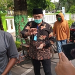 Bupati Tuban, H. Fathul Huda saat diwawancarai wartawan usai rapat paripurna di gedung DPRD setempat, Rabu (1/7).