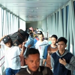 Para penumpang saat turun dari kapal.