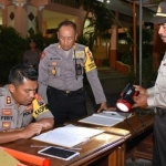Kapolres AKBP Feby Hutagalung saat meninjau pengamanan rekapitulasi suara tingkat PPK di Lamongan.