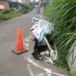 Tampak lubang besar menganga di jalan utama yang menghubungkan Dusun Jeding dan Dusun Rejoso.