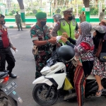 Suasana saat operasi yustisi penegakkan prokes di sekitar Tugu Arek Lancor, Jalan Panglima Sudirman, Pamekasan.