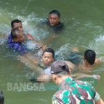 Evakuasi korban dari dasar sungai Dam Bagong, Trenggalek. foto: HERMAN/ BANGSAONLINE