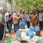 Air bersih yang disalurkan PWI Tuban hasil kerja sama dengan SIG.