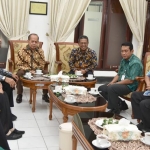 Wakil Ketua MPR RI Syarif Hasan saat mengunjungi Pendopo Pemkab Pacitan ditemui oleh Bupati Indartato.