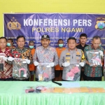 Kapolres Ngawi didampingi Bupati Ngawi, Ony Anwar Harsonno dan Forkopimda saat konferensi pers di Mapolres Ngawi, Minggu (27/8/2023).