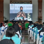 Bupati Madiun Ahmad Dawami pada Seminar Nasional Strategi Persiapan Generasi Emas di Pendopo Ronggo Djoemeno.