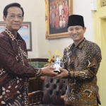 Bupati Arifin mendapatkan cinderamata dari Sri Sultan Hamengkubuwono X Yogyakarta. foto: HERMAN/ BANGSAONLINE