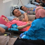 Kapolrestabes Surabaya, Kombes Pol Pasma Royce saat mengikuti donor darah dalam memperingati HUT ke-77 Bhayangkara.
