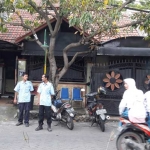 Rumah Ketua PAN Gresik, Khamsun, masih mendapatkan penjagaan ketat. foto: SYUHUD/ BANGSAONLINE