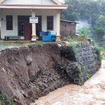 Plengsengan di depan Balai Dusun Kalibago, Desa Kalipang, Kecamatan Grogol, Kabupaten Kediri ambrol tergerus banjir. (foto: ist)