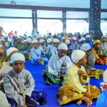 Ratusan anak kurang mampu dari enam Kecamatan di Lumajang berkumpul di pendopo sebelum dikhitan. foto: IMRON/ BANGSAONLINE