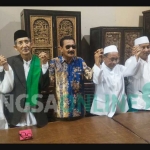 Koordinator Forum Komunikasi Kiai Kampung se-Jawa Timur, Gus Fahrur (berkacamata hitam) saat memberi pernyataan sikap. foto: DIDI ROSADI/ BANGSAONLINE