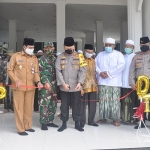 Kapolres Gresik AKBP Arief Fitrianto, bersama Wabup Moh. Qosim saat launching Ponpes Daruttaqwa Tangguh Semeru. (foto: SYUHUD/ BANGSAONLINE)