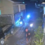 Tangkapan layar rekaman CCTV saat belasan pemuda masuk di dalam jalan Desa Bohar, Kecamatan Taman.
