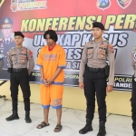 Satu dari empat pelaku pemerkosaan gadis 17 tahun di Sidoarjo saat ditangkap Polresta Sidoarjo.