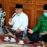 Muhammad Al-Barra (Gus Bara, kiri), Prof. Dr. KH. Asep Saifuddin Chalim dan Dr. Saefulloh saat acara silaturahim dan konsolidasi Pergunu Jawa Barat di kediaman Prof. Dr. KH. Asep Saifuddin Chalim, M.A., di Karangampel Indramayu Jawa Barat, Ahad (27/6/2021). foto: mma/ bangsaonline.com