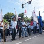 Buruh Jombang saat melakukan aksi unjukrasa dan orasi di depan Dinsosnakertrans. foto: rony suhartomo/ BANGSAONLINE