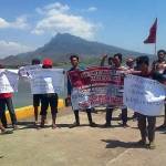 Simpatisan PDIP yang menggelar demo. Foto: hadi prayitno/BANGSAONLINE