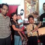 Reyang Permana saat menerima bantuan pendidikan dari masyarakat yang diserahkan Ketua K2JC Muhammad Syafi