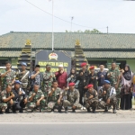 KH. Linul Qolbih Hamzah bersama pengurus Pondok Pesantren Hidayatullah Almuhajirin dan jajaran Koramil 0829-13 Arosbaya foto bersama. 