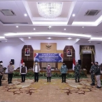 Gubernur Jawa Timur Khofifah Indar Parawansa, Wali Kota Surabaya Tri Rismaharini, Plt. Bupati Sidoarjo Nur Ahmad Syaifuddin, Bupati Gresik Sambari Halim Radianto dengan mengetahui Wakil Ketua DPRD Jatim, Pangkoarmada II, Kapolda Jatim, Pangdam V/Brawijaya dan Gubernur Jawa Timur saat menandatangani komitmen bersama di Gedung Negara Grahadi Surabaya, Kamis (11/6) pagi. foto: MMA/ bangsaonline.com