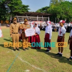 Bupati Nganjuk, Marhaen Junadi saat penyerahan simbolis uang pembinaan kepada siswa berprestasi. Foto: Bambang Dwi J/BANGSAONLINE