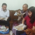 Sekda Yuhronur Efendi (kiri) saat bertemu Ayu Winda Puspitasari dan ayahnya (Sartono).
