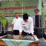 Bupati Tuban menandatangani prasasti sebagai tanda peresmian Desa Guwoterus sebagai desa wisata berbasis sedekah.