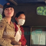 Salah satu perempuan (bermasker) yang terjaring razia akibat kedapatan berduaan dengan lawan jenis di kamar kos. Jangan gagal fokus sama petugas Satpol PP yang cantik ya.... foto: AKINA/ BANGSAONLNIE