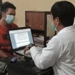 Pengedar pil double L saat diinterogasi oleh petugas dari Polsek Taman